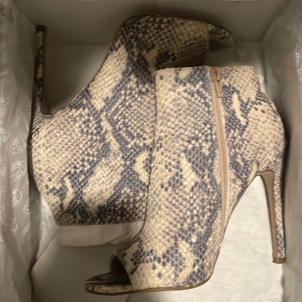 Kicking natural snake peep toe bootie